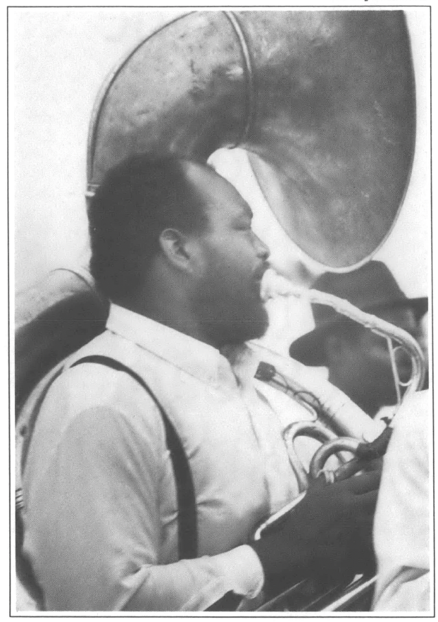 Profil of a man playing the sousaphone tuba